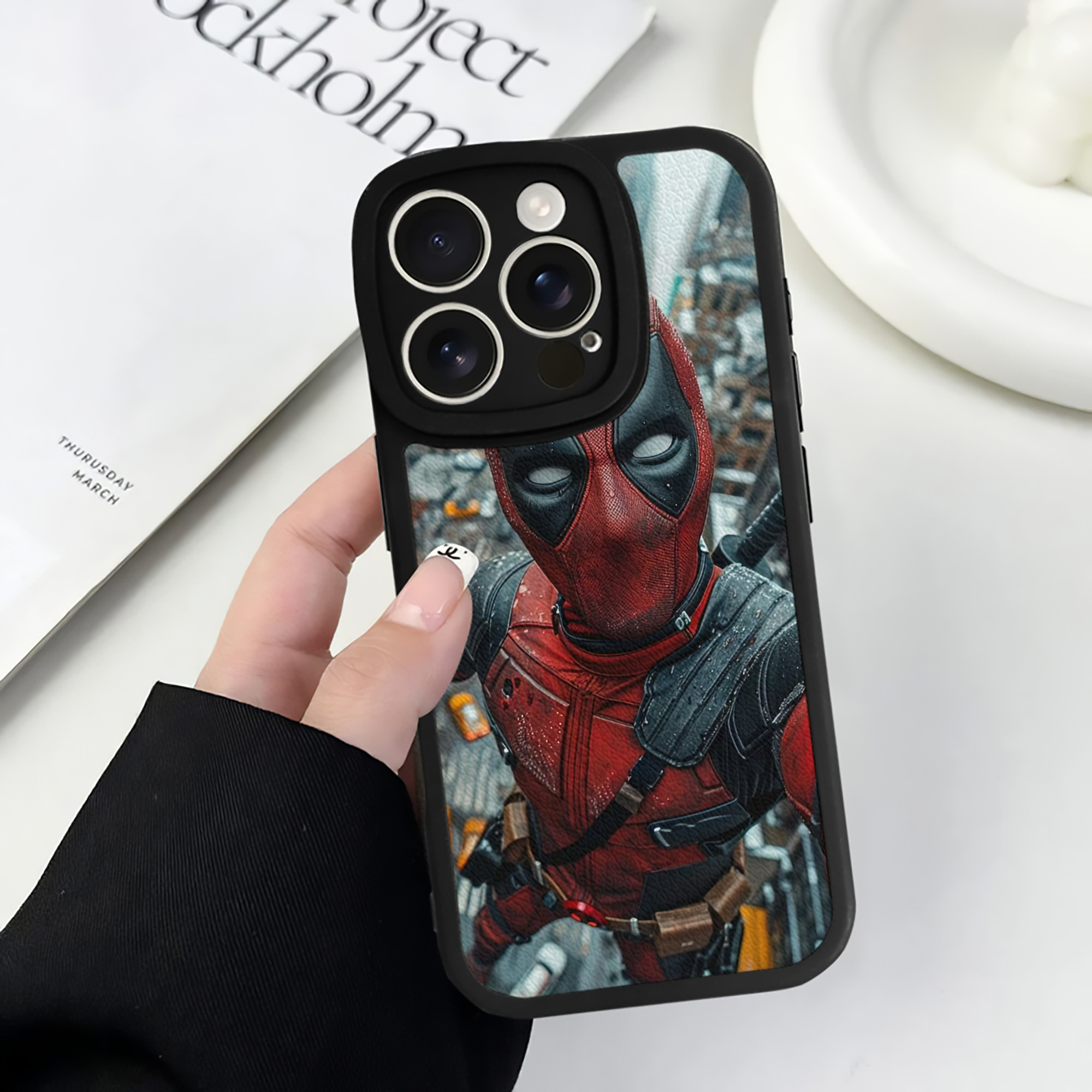 （画像用） Deadpool デッドプール 【iPhone 16シリーズ対応】シリコンスマホケース（レザー調） 材質：シリコン